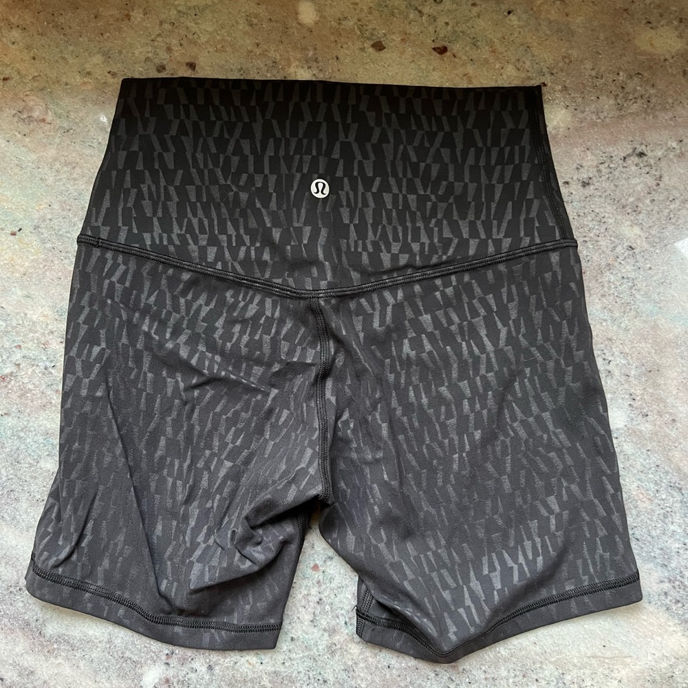 Lululemon align short 6” size 6 - black embossed